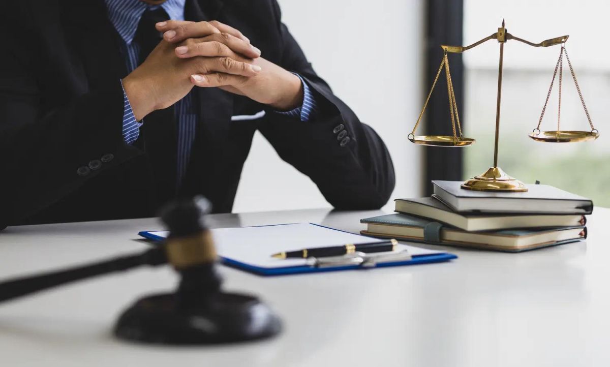 Impago con contrato mercantil: qué vía conviene